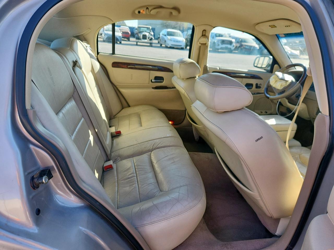 2001 Lincoln Town Car Signature VIN: 1LNHM82W51Y607274 Lot: 92102485