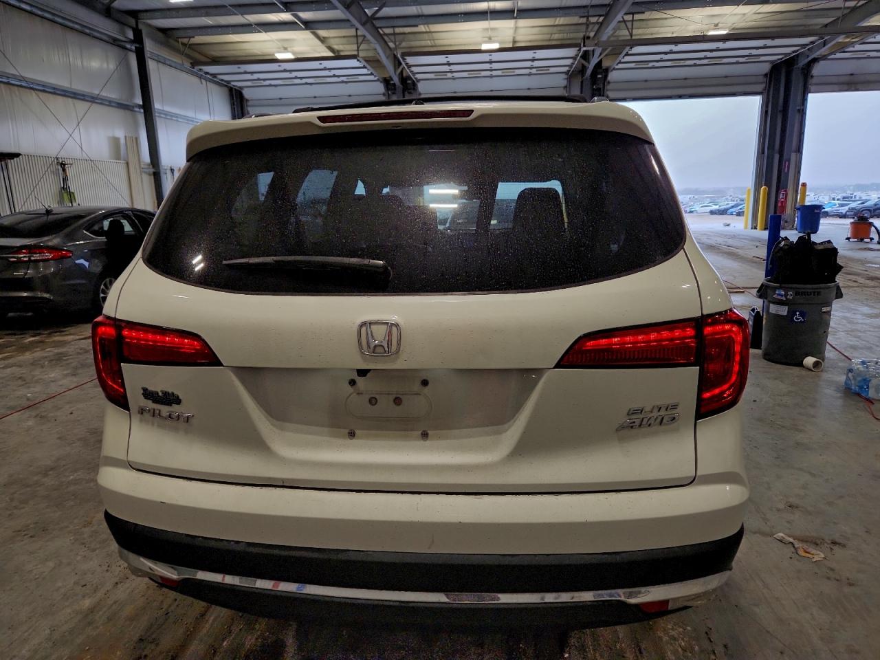 2017 Honda Pilot Elite VIN: 5FNYF6H06HB060371 Lot: 93517525