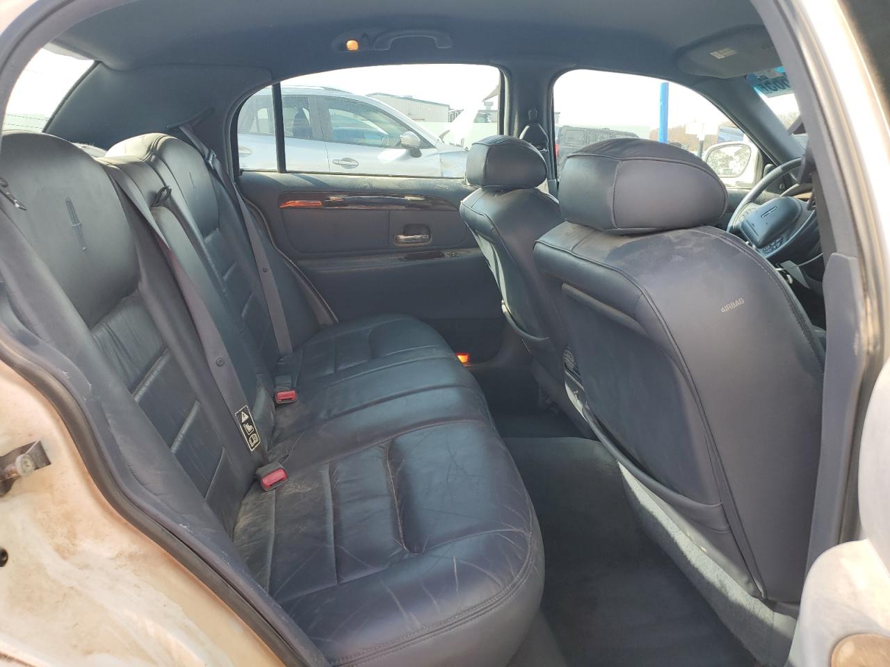 1999 Lincoln Town Car Signature VIN: 1LNHM82W5XY639893 Lot: 93218665