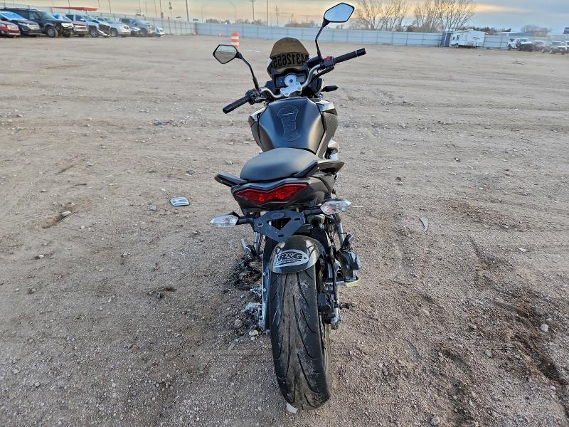 2010 KAWASAKI LE650 C  