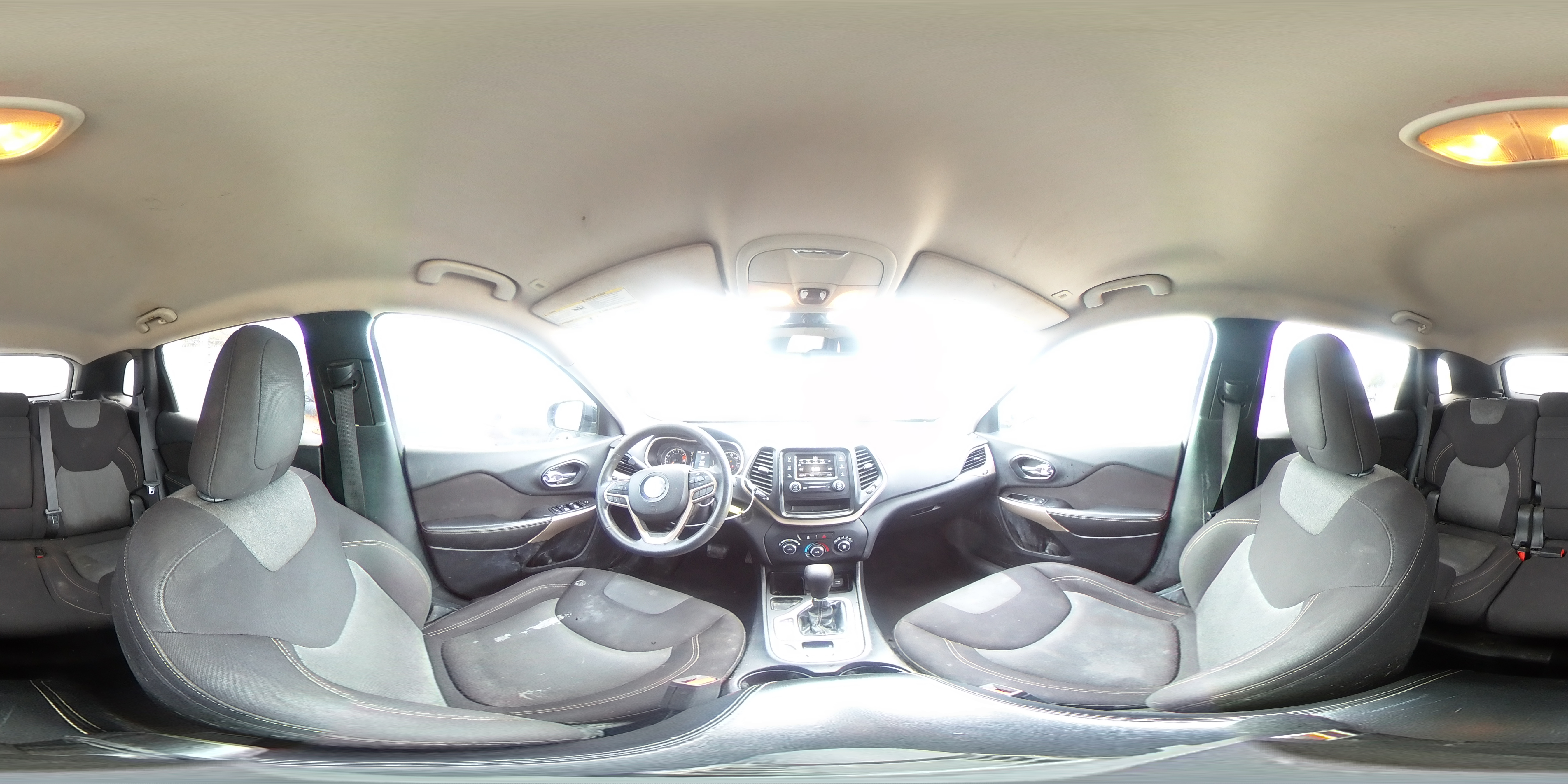 2018 Jeep Cherokee Latitude VIN: 1C4PJLCB4JD518004 Lot: 92733405