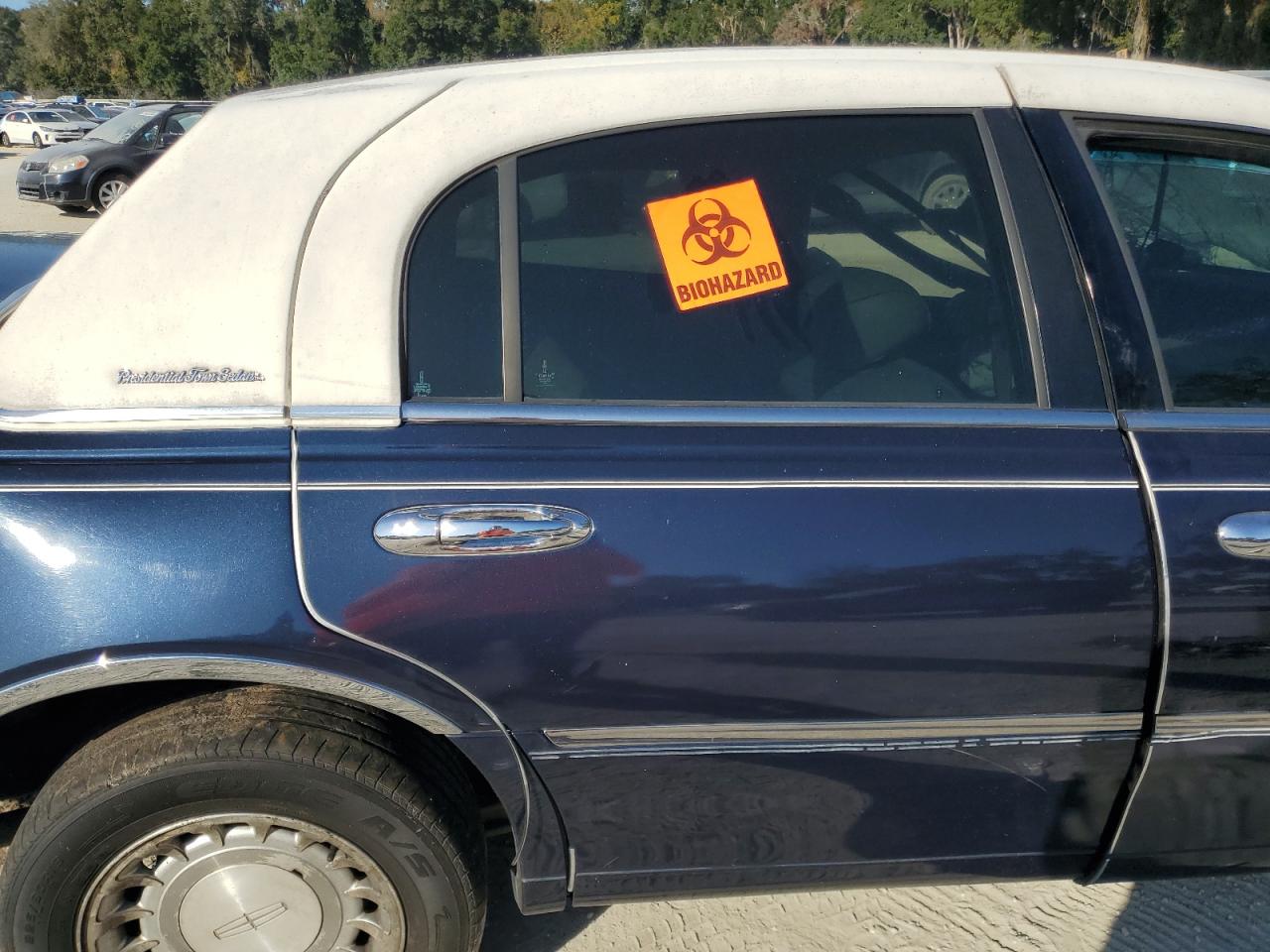 2001 Lincoln Town Car Executive VIN: 1LNHM81WX1Y712264 Lot: 91895515