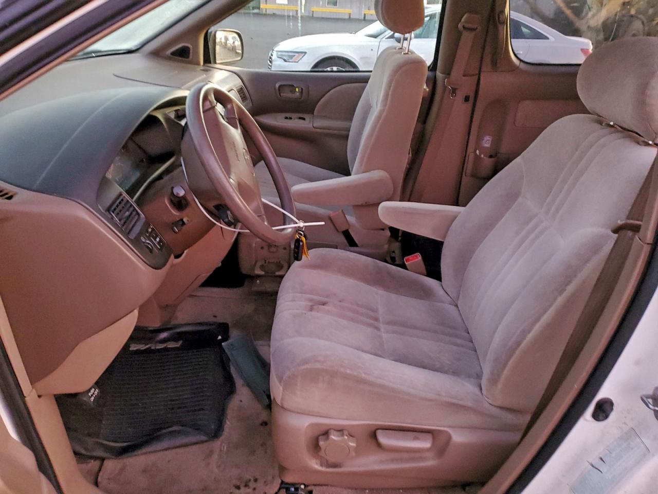 2000 Toyota Sienna Le VIN: 4T3ZF13C2YU228011 Lot: 94192355