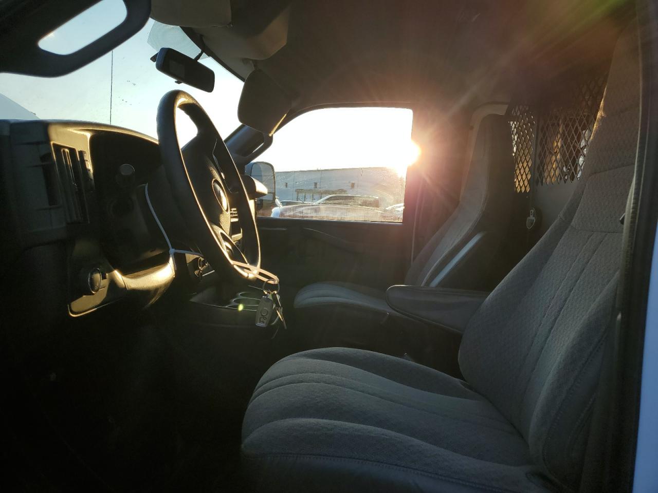 2018 Chevrolet Express G2500 Delivery Van VIN: 1GCWGAFP0J1324075 Lot: 93134255