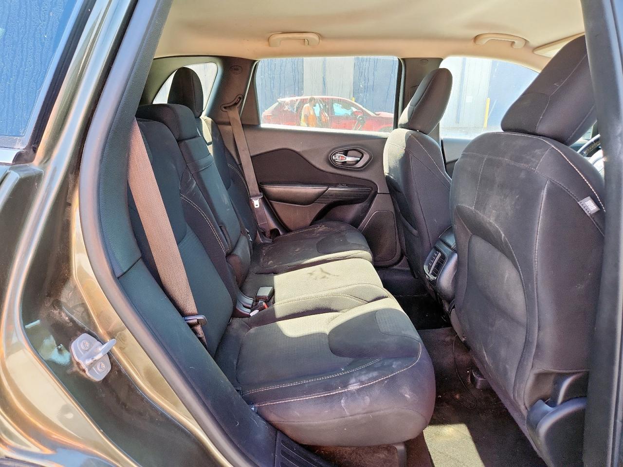 2016 Jeep Cherokee Latitude VIN: 1C4PJLCS6GW110567 Lot: 92310865