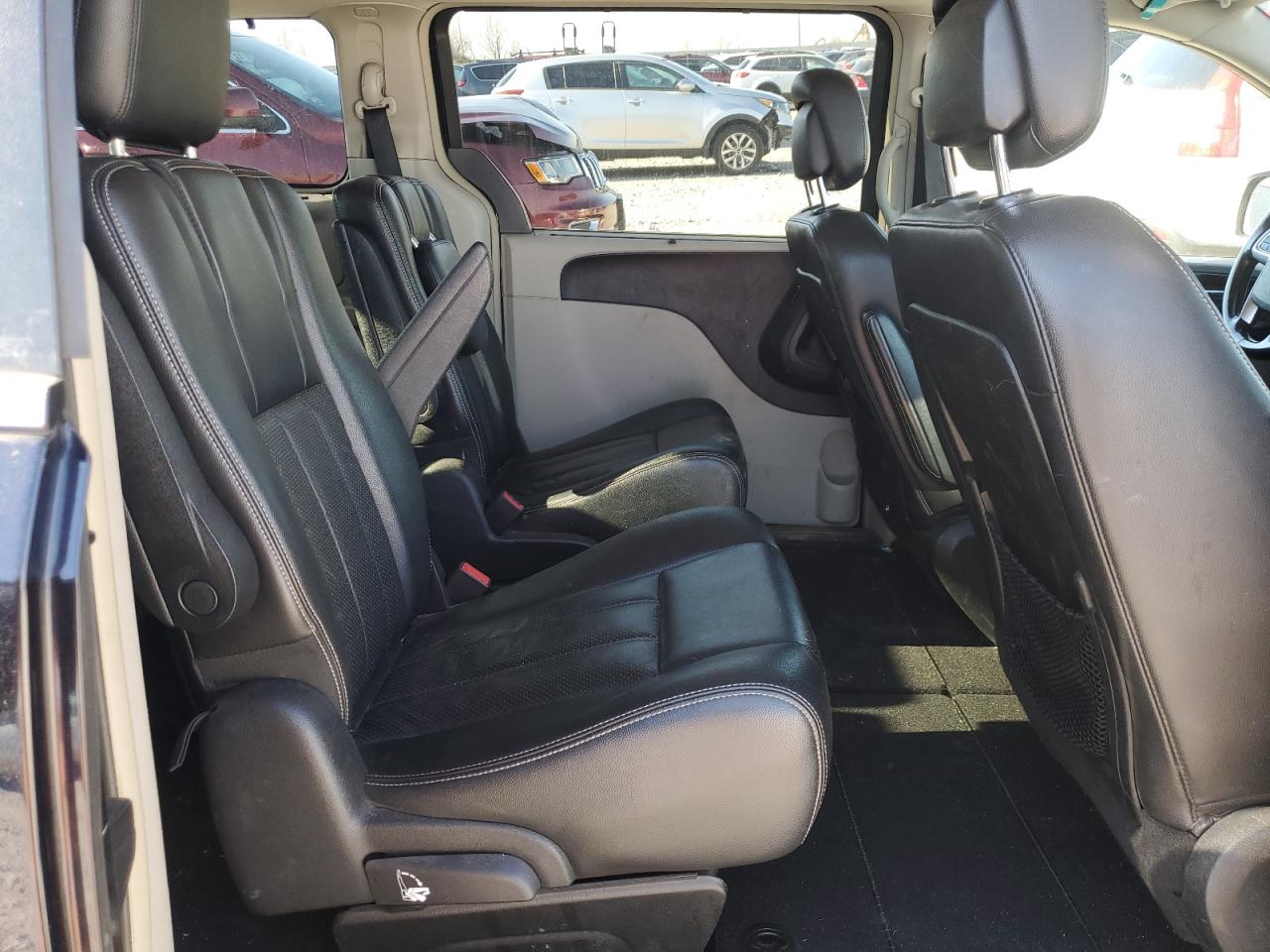 2011 Chrysler Town & Country Touring L VIN: 2A4RR8DG7BR652877 Lot: 92182395