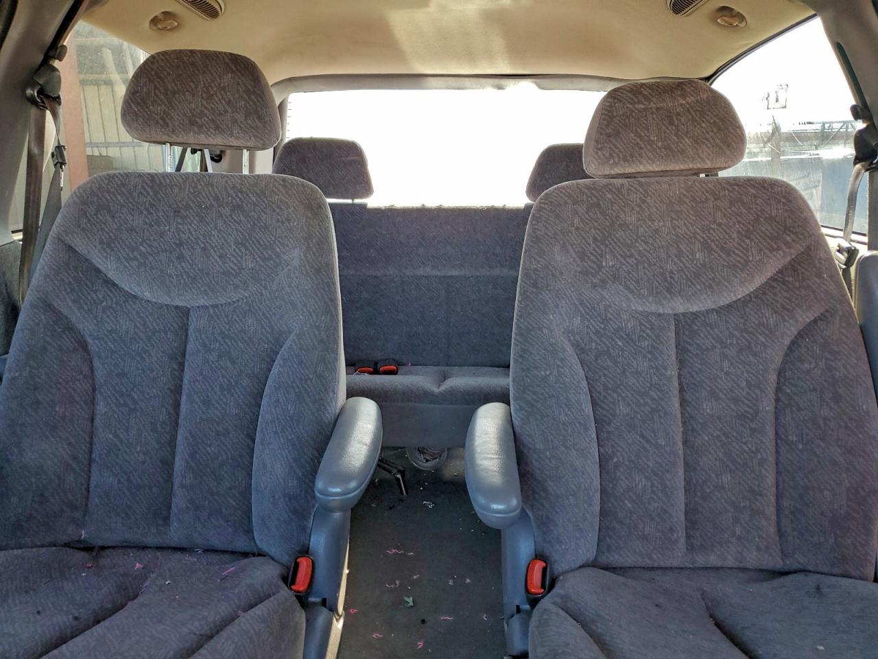 2000 Chrysler Town & Country Lx VIN: 1C4GP44G1YB515226 Lot: 93920325