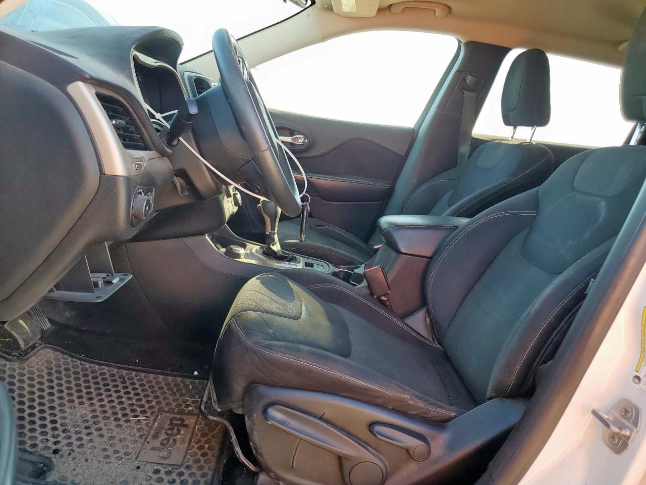 2015 Jeep Cherokee Latitude VIN: 1C4PJMCB9FW557706 Lot: 90936985