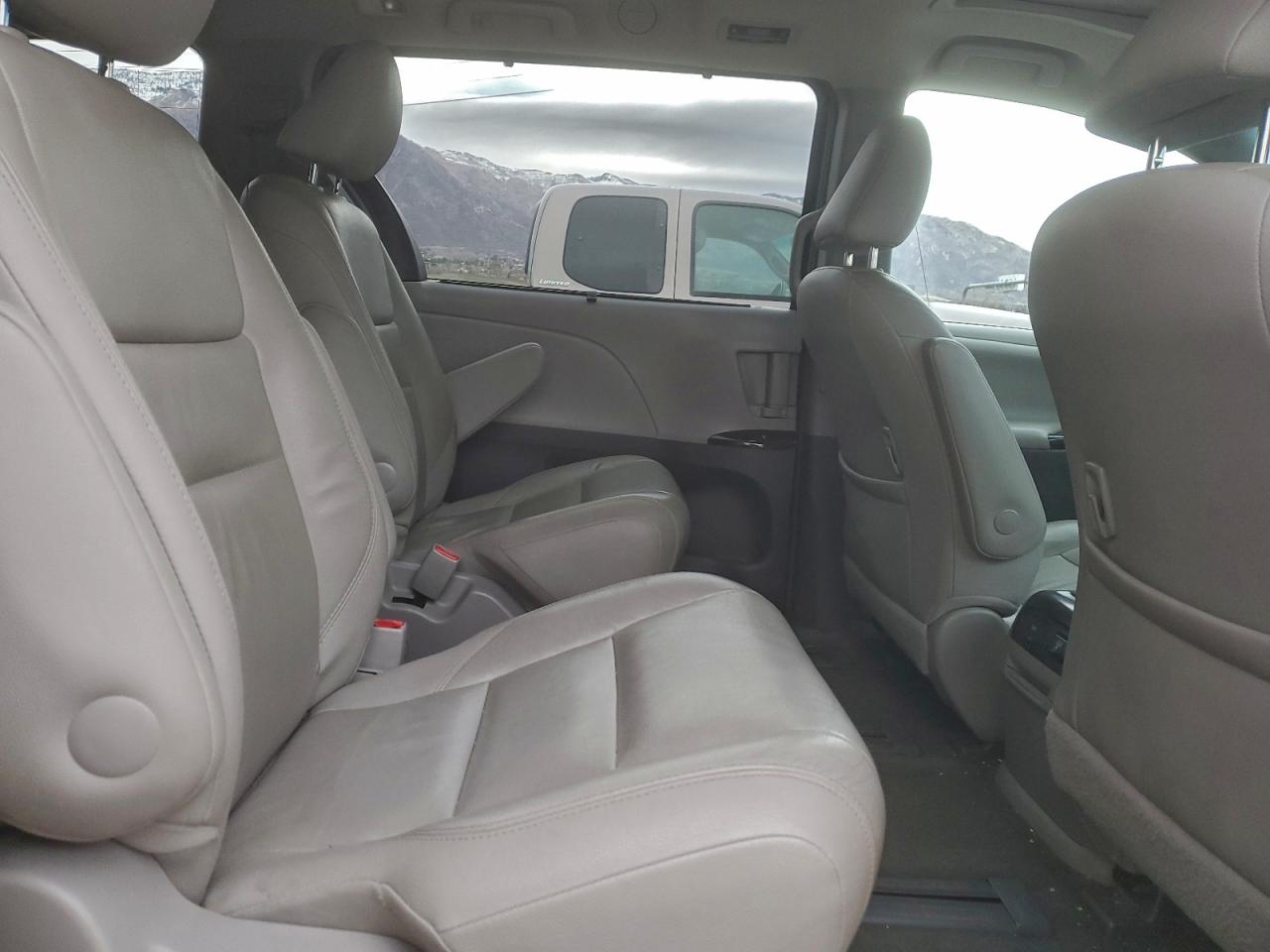 2017 Toyota Sienna Xle VIN: 5TDDZ3DC9HS154230 Lot: 94483695