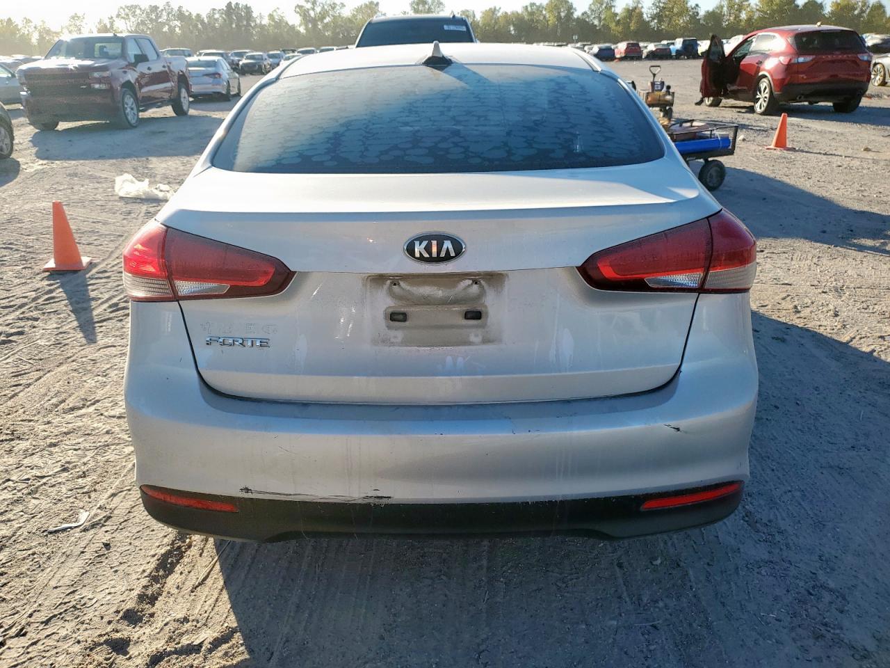 2018 Kia Forte Lx VIN: 3KPFK4A71JE231375 Lot: 92532695