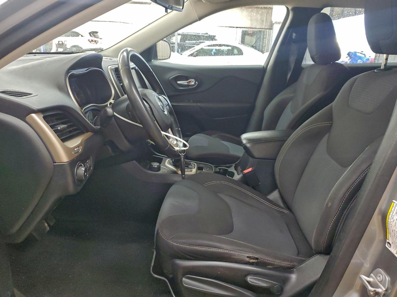 2015 Jeep Cherokee Latitude VIN: 1C4PJMCB1FW589341 Lot: 93662695