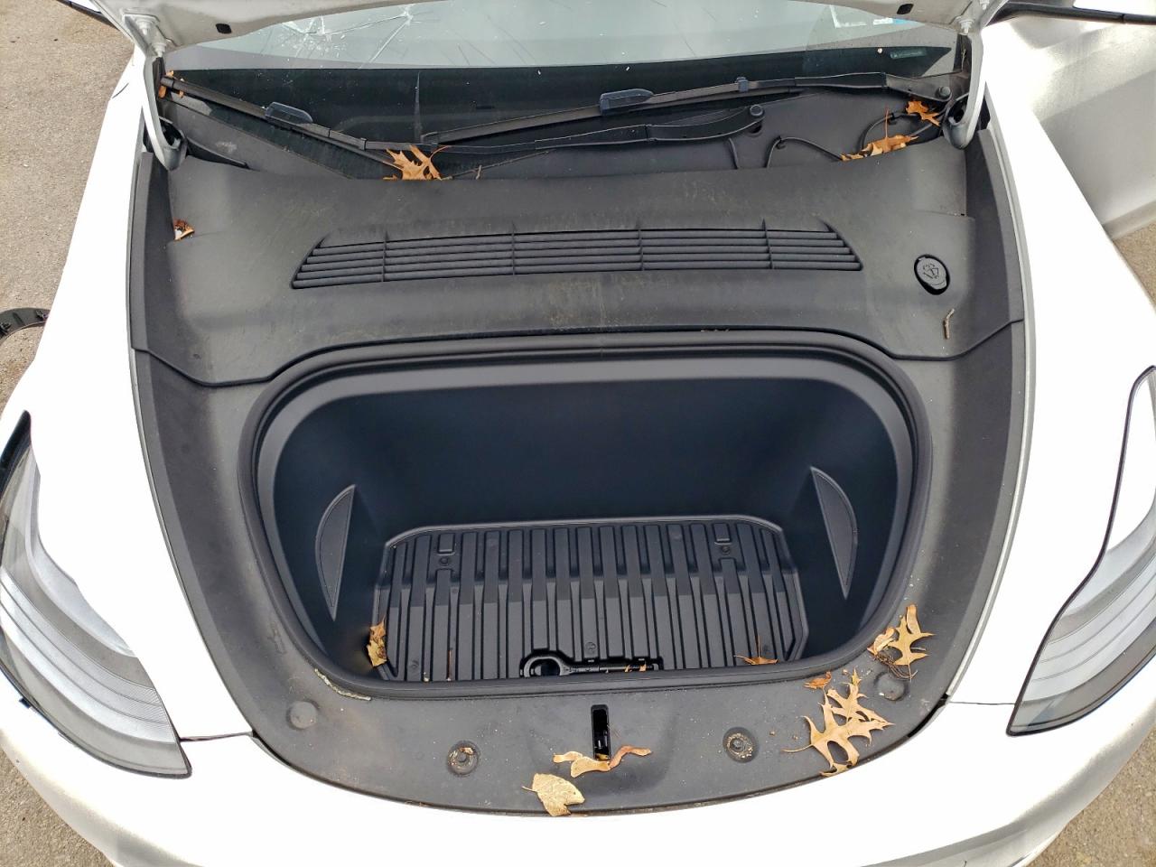 2024 Tesla Model Y VIN: 7SAYGDEEXRA327885 Lot: 94413695