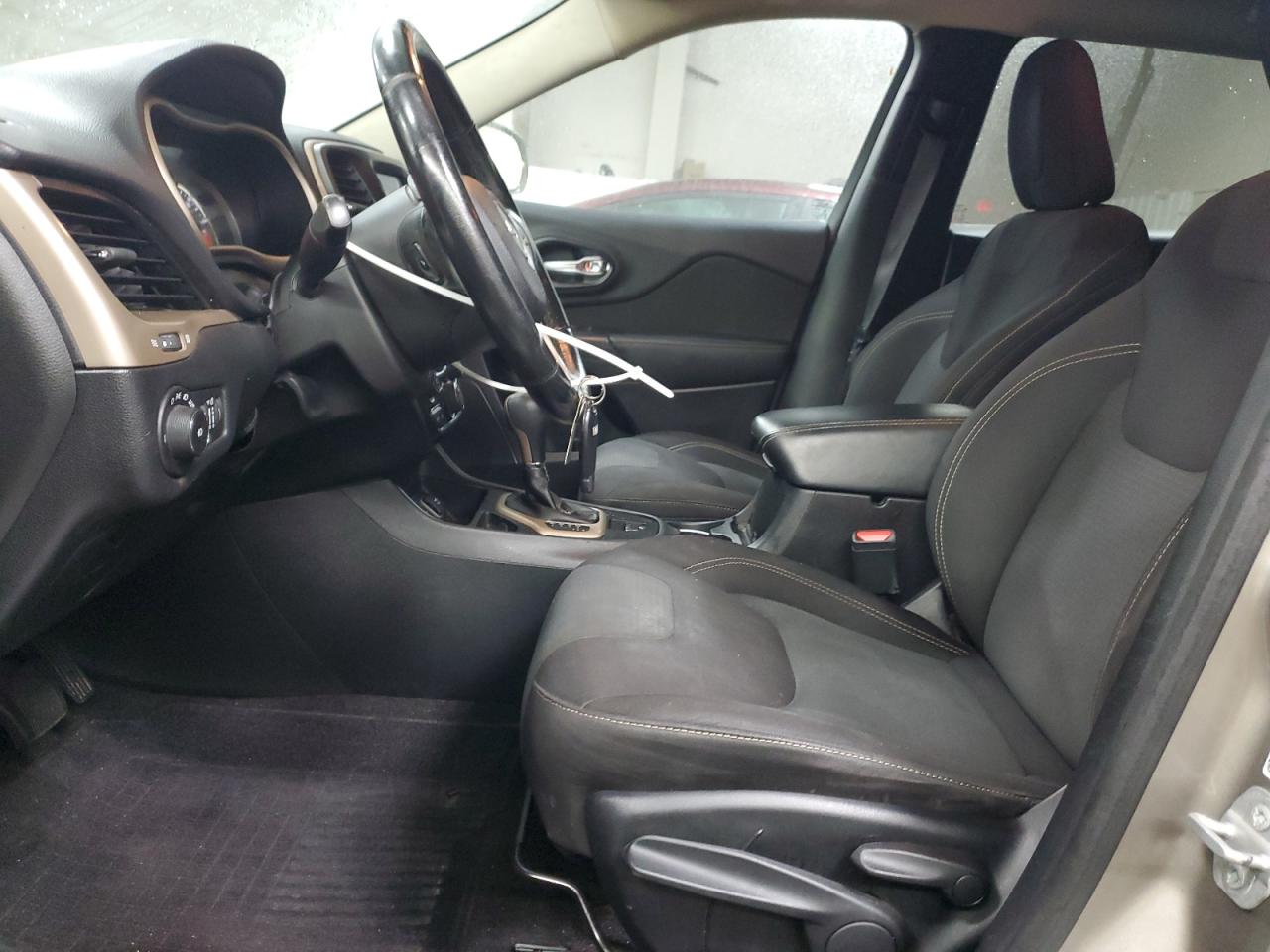 2016 Jeep Cherokee Latitude VIN: 1C4PJLCB6GW370094 Lot: 93399865