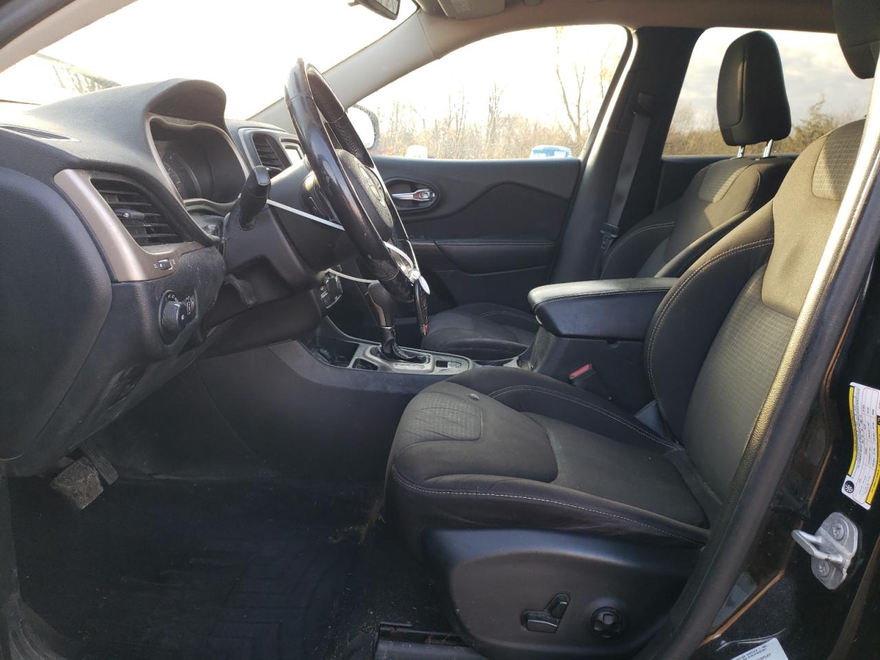 2016 Jeep Cherokee Latitude VIN: 1C4PJLCB1GW303113 Lot: 93021375