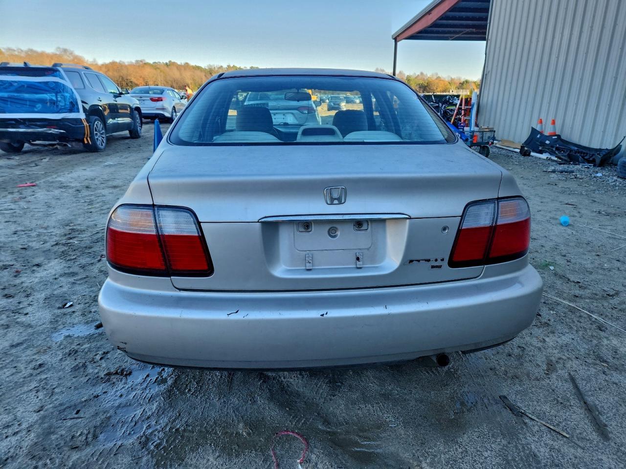 1996 Honda Accord Lx VIN: 1HGCD5637TA061393 Lot: 92816095