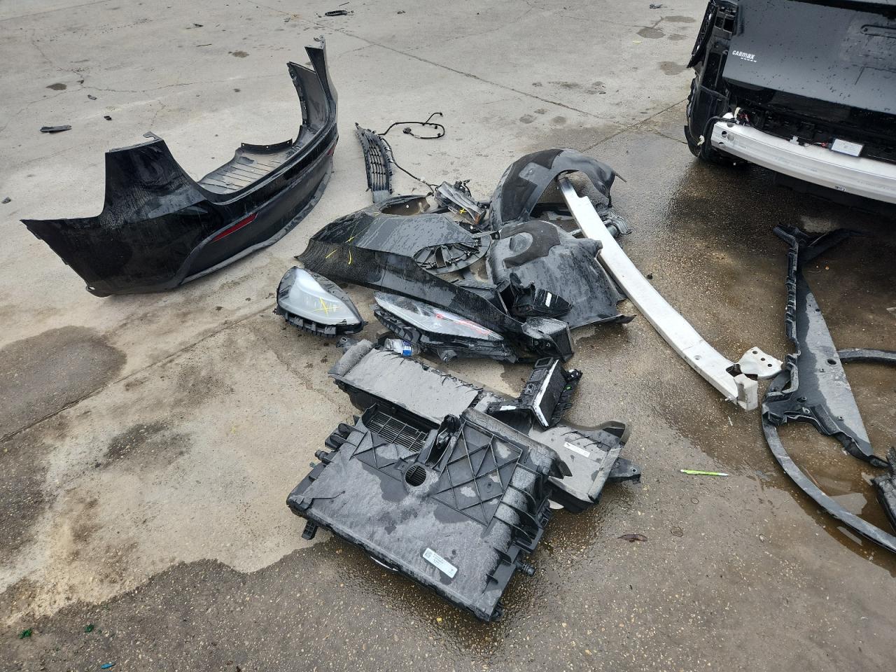 2025 Tesla Model Y VIN: 7SAYGDEE9SF305918 Lot: 84817505