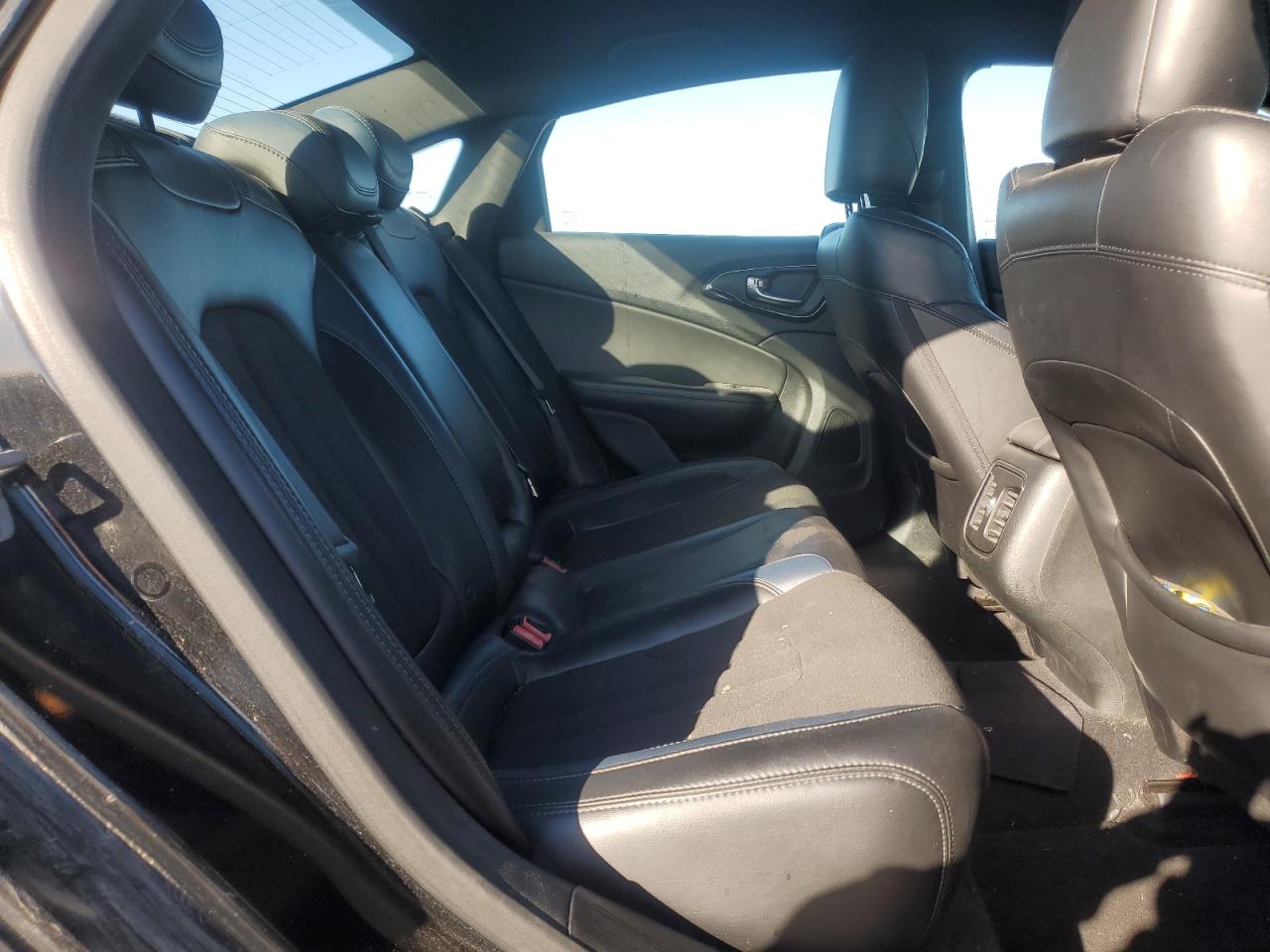 2015 Chrysler 200 S VIN: 1C3CCCBBXFN511834 Lot: 92630615