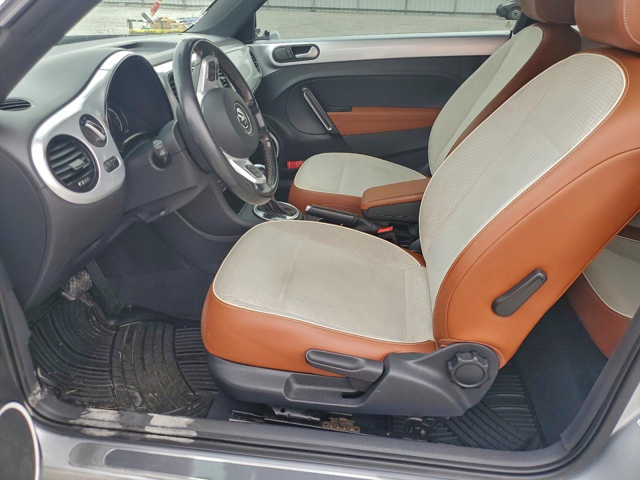 2015 Volkswagen Beetle 1.8T VIN: 3VWF17AT6FM606558 Lot: 94570165