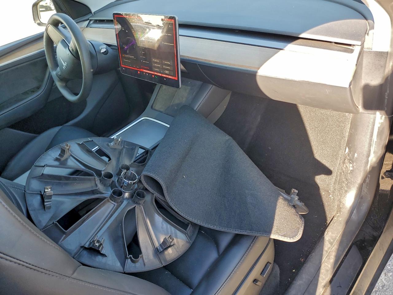 2024 Tesla Model Y VIN: 7SAYGDEE6RA242459 Lot: 93868255