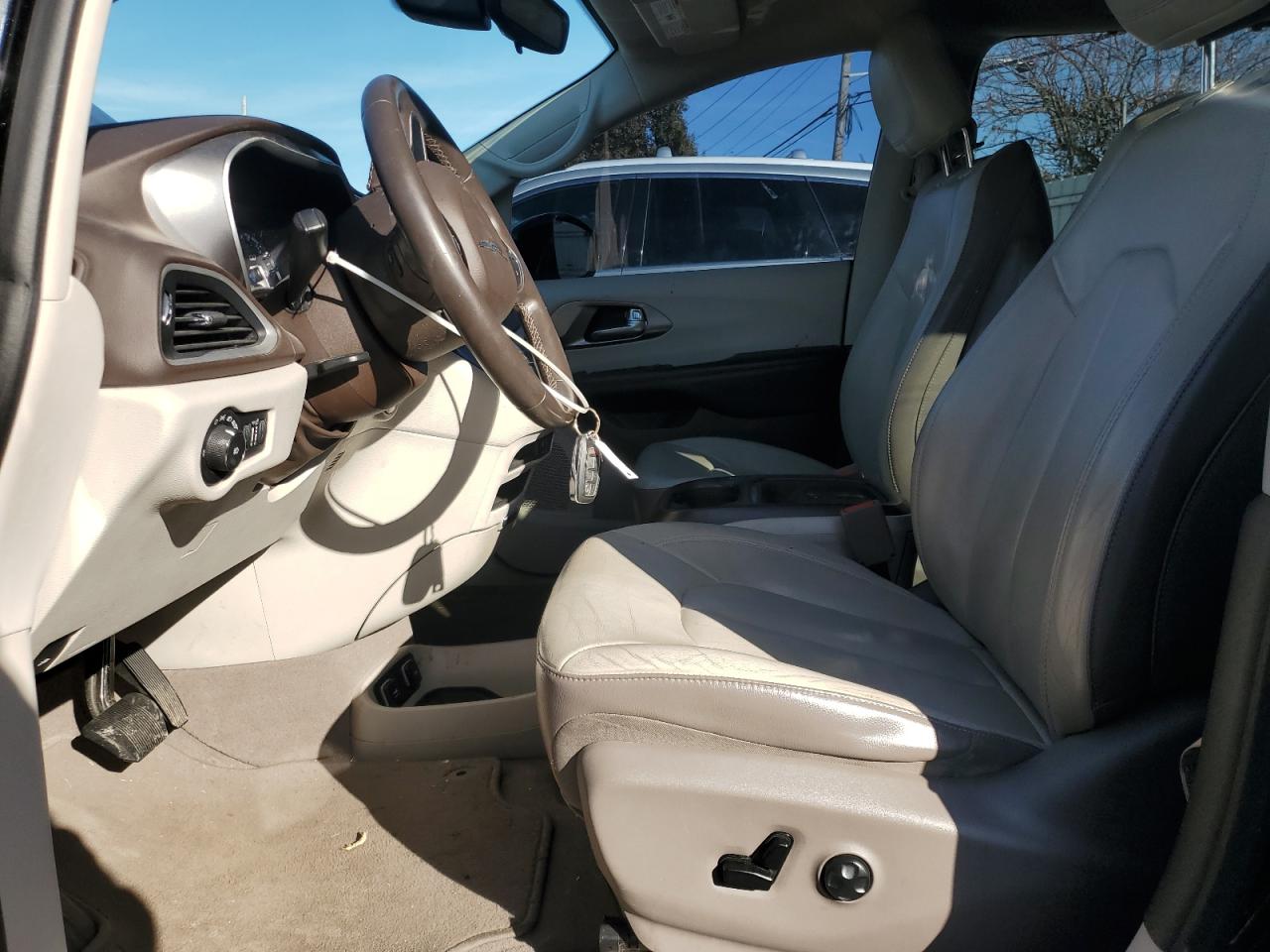 2017 Chrysler Pacifica Touring L VIN: 2C4RC1BG2HR675896 Lot: 92248845