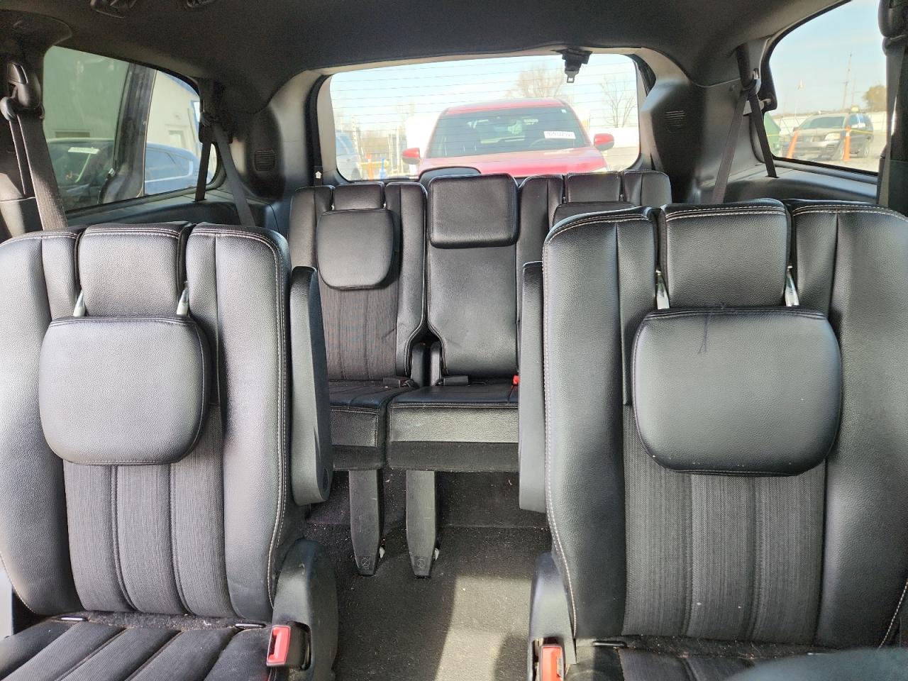 2015 Chrysler Town & Country S VIN: 2C4RC1HG2FR554659 Lot: 92902365