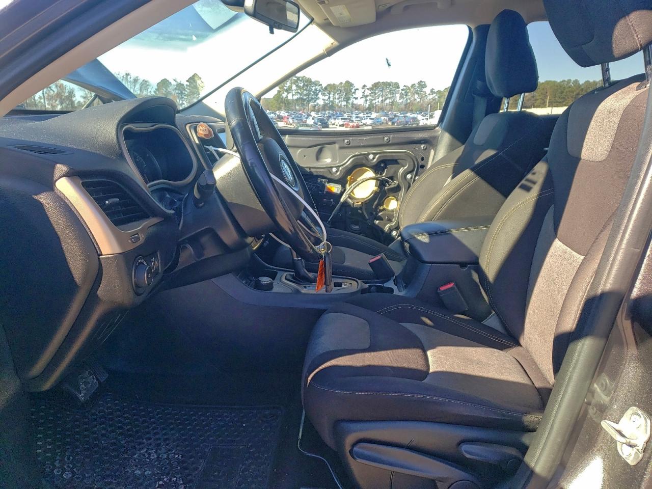 2018 Jeep Cherokee Latitude VIN: 1C4PJMCX3JD586702 Lot: 93931985