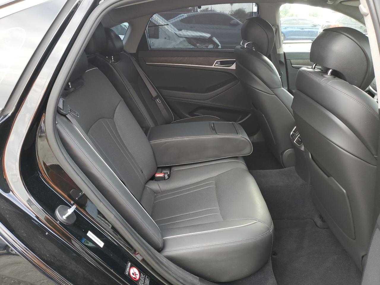 2015 Hyundai Genesis 3.8L VIN: KMHGN4JE1FU025715 Lot: 92105295