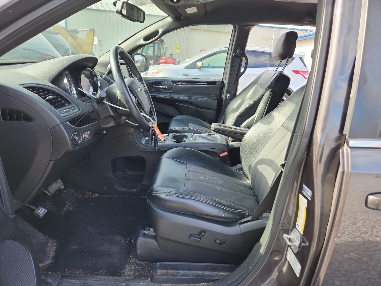 2015 Chrysler Town & Country S VIN: 2C4RC1HG2FR554659 Lot: 92902365