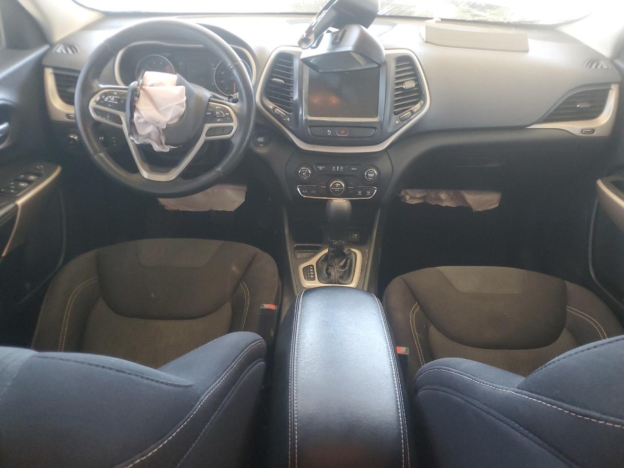 2017 Jeep Cherokee Latitude VIN: 1C4PJLCS6HW573195 Lot: 92928365