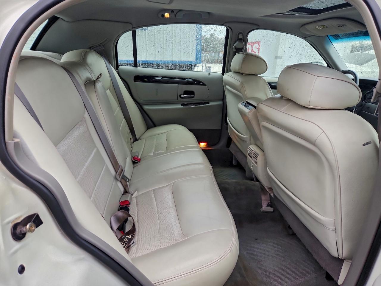 2000 Lincoln Town Car Signature VIN: 1LNHM82W5YY864154 Lot: 93235825