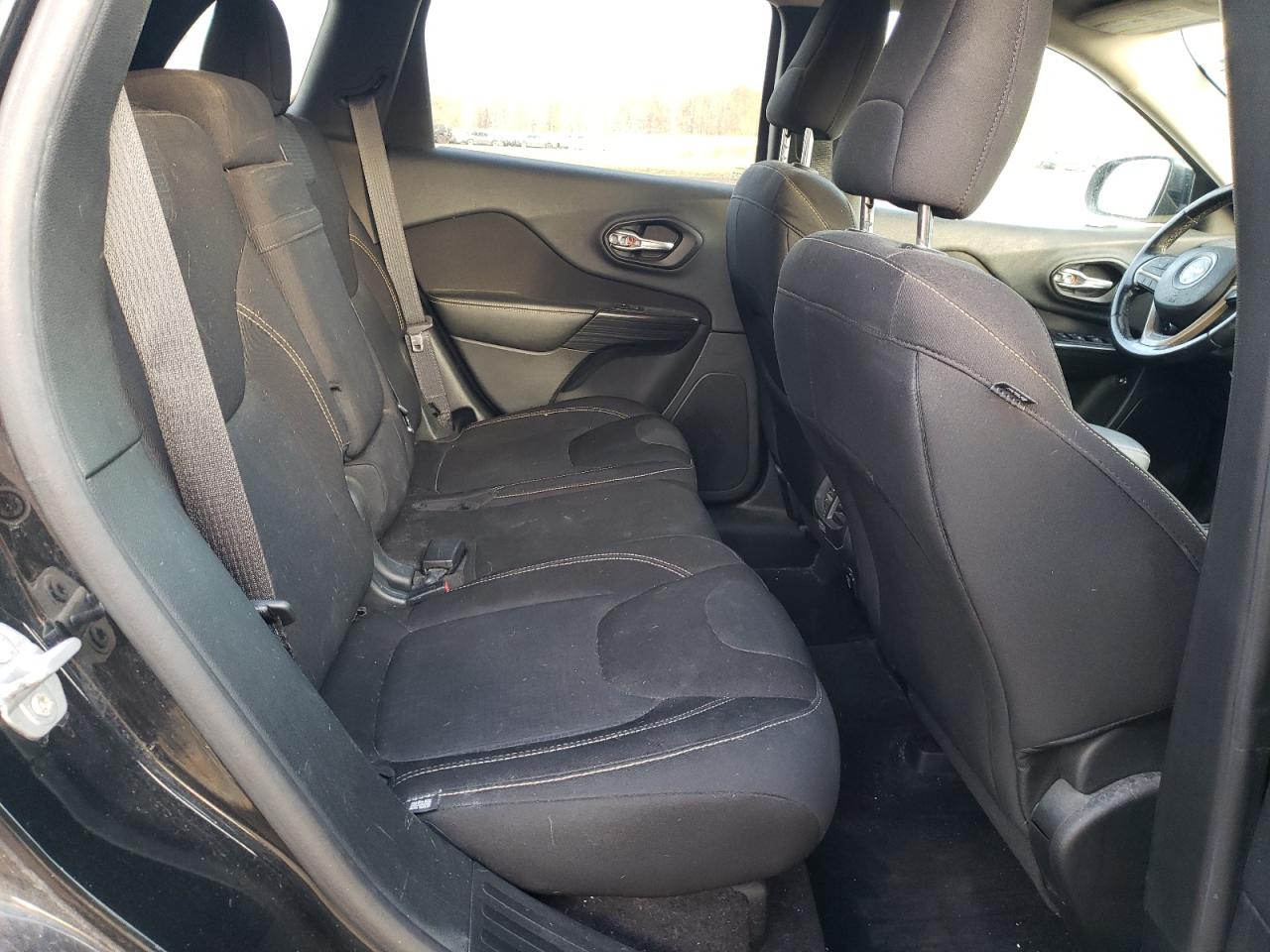 2016 Jeep Cherokee Latitude VIN: 1C4PJLCB1GW303113 Lot: 93021375