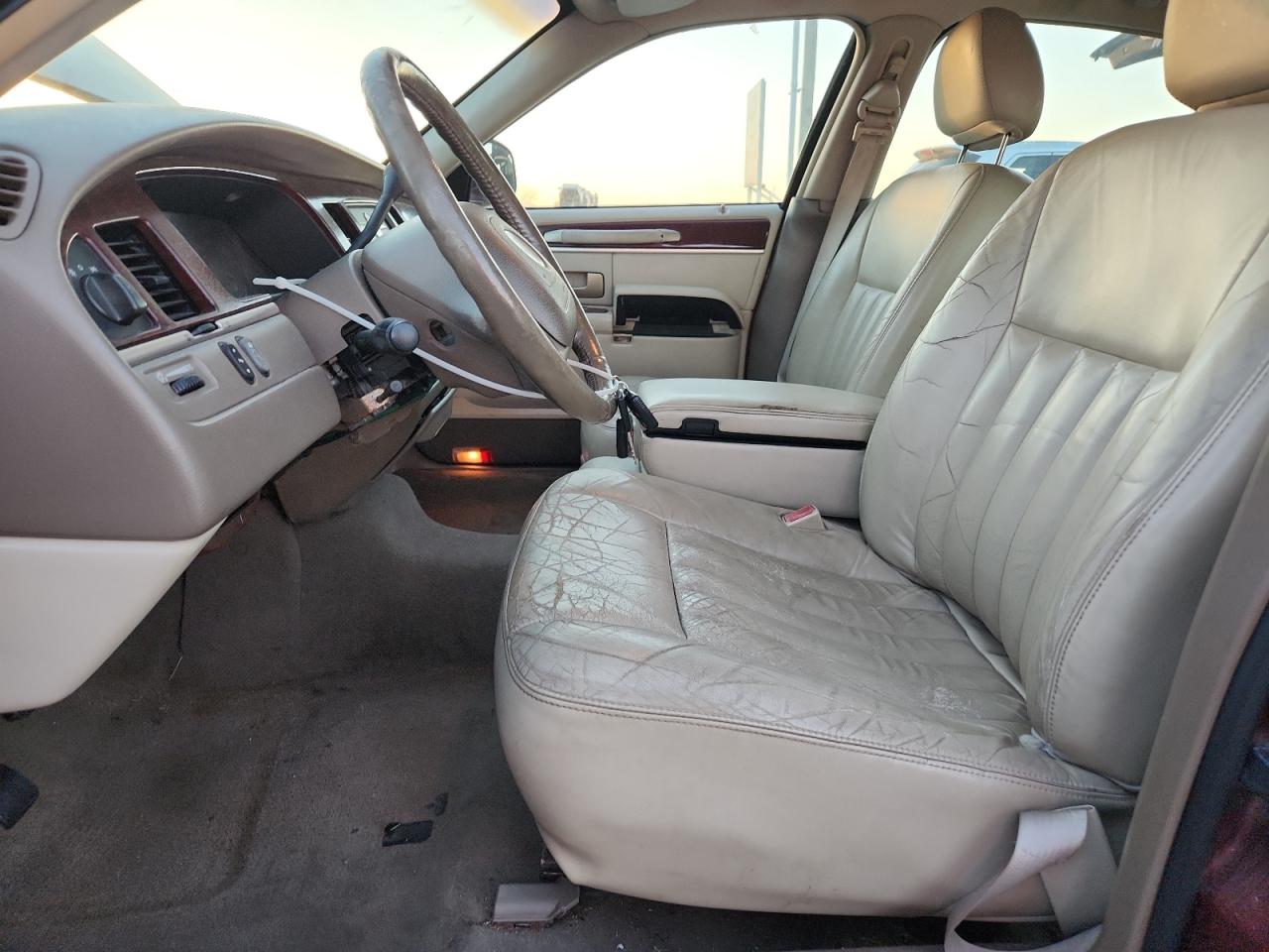 2004 Lincoln Town Car Executive VIN: 1LNHM81WX4Y684695 Lot: 93057295