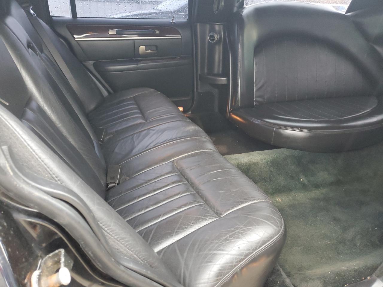 2006 Lincoln Town Car Executive VIN: 1L1FM88WX6Y630606 Lot: 93103135