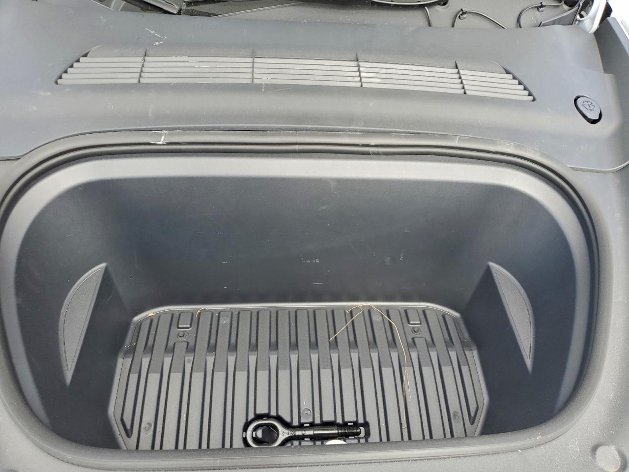 2024 Tesla Model Y VIN: 7SAYGDEE4RA325971 Lot: 94097565