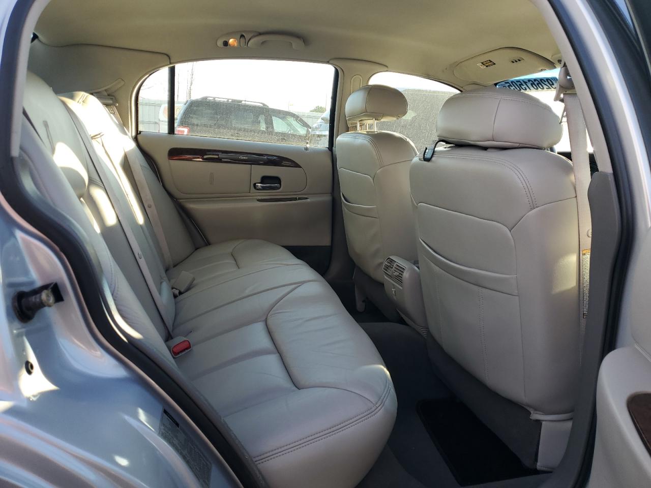 1998 Lincoln Town Car Cartier VIN: 1LNFM83W1WY610587 Lot: 92661505