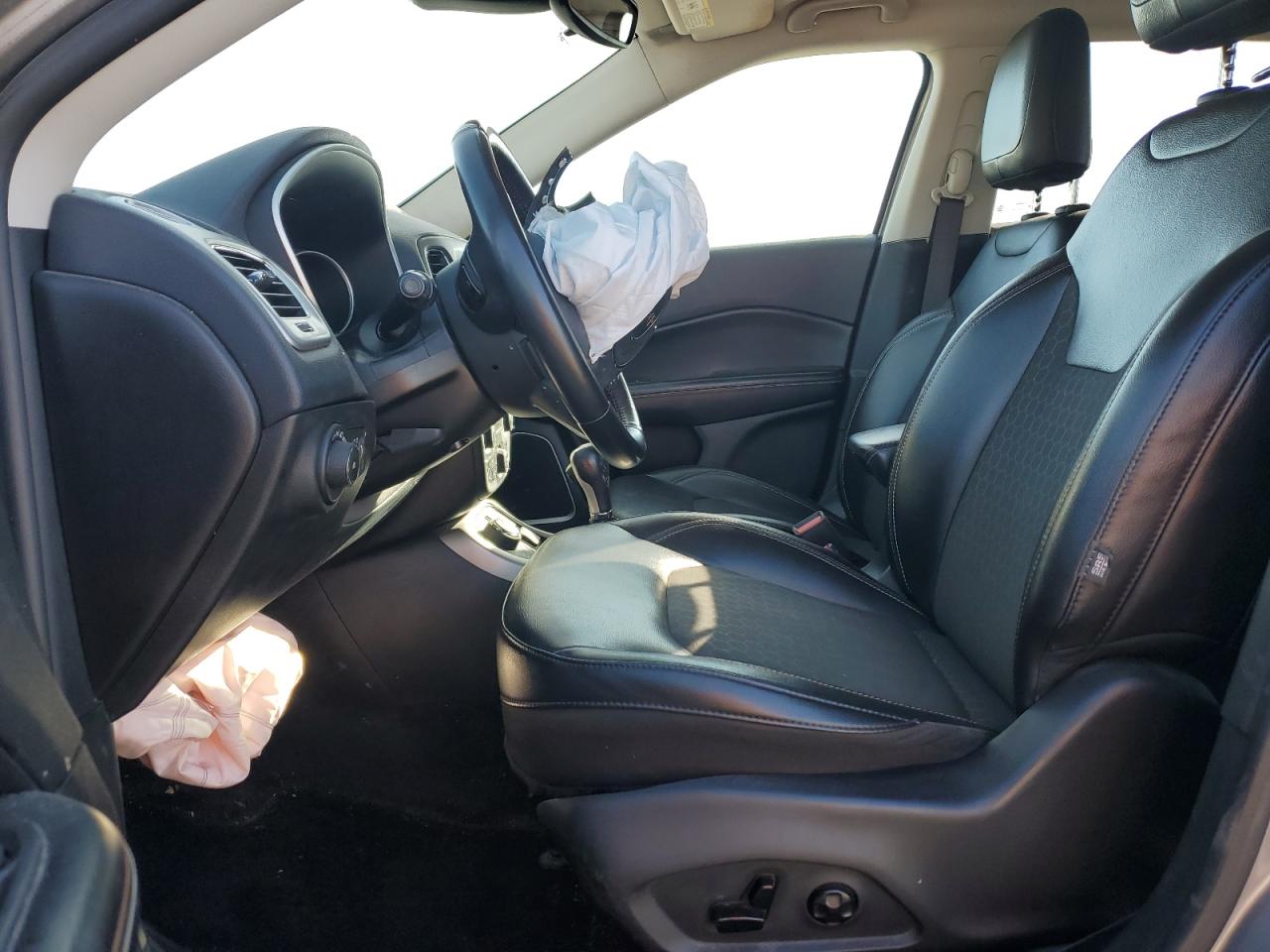 2019 Jeep Compass Latitude VIN: 3C4NJDBB0KT768057 Lot: 93043095