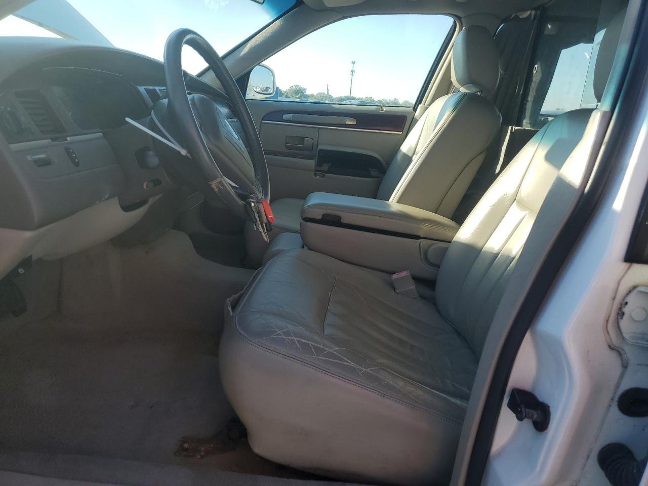 2003 Lincoln Town Car Executive VIN: 1L1FM81WX3Y643636 Lot: 92819145