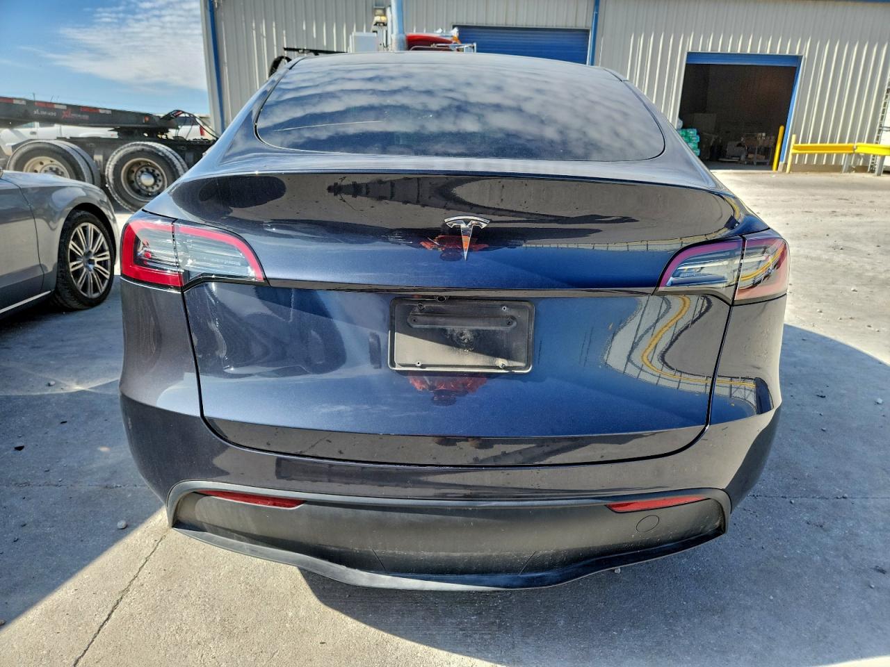 2025 Tesla Model Y VIN: 7SAYGDED1SA374784 Lot: 93721495