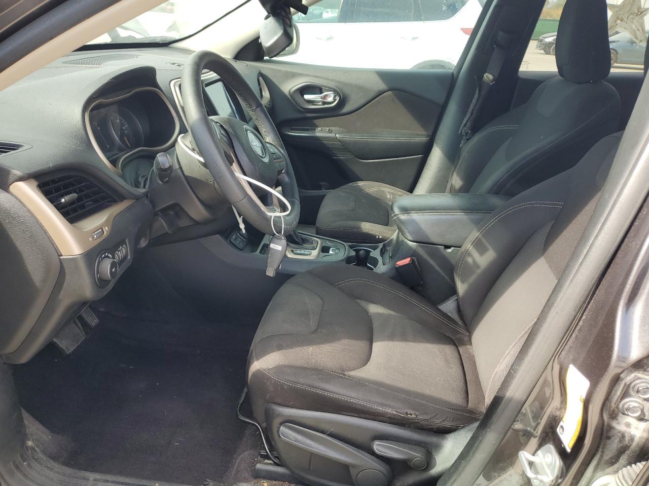 2016 Jeep Cherokee Latitude VIN: 1C4PJLCB0GW209613 Lot: 93607605