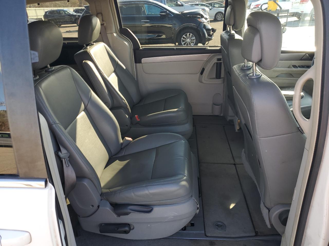 2011 Volkswagen Routan Se VIN: 2V4RW3DG7BR740318 Lot: 93069845