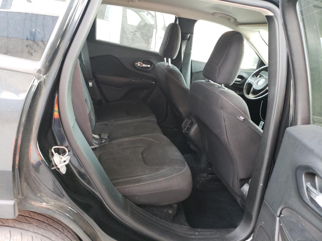 2015 Jeep Cherokee Latitude VIN: 1C4PJLCBXFW781061 Lot: 91777635