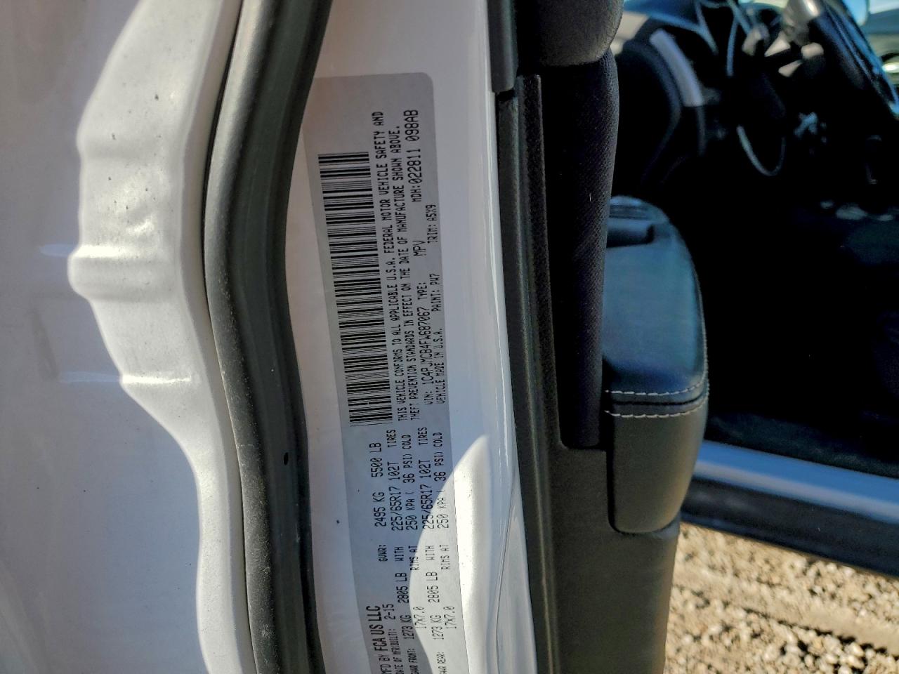 2015 Jeep Cherokee Latitude VIN: 1C4PJMCB4FW687067 Lot: 94355055