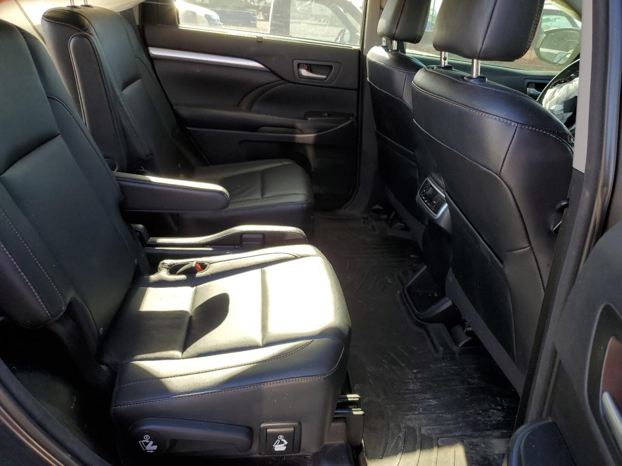 2016 Toyota Highlander Xle VIN: 5TDJKRFH0GS501493 Lot: 93233485