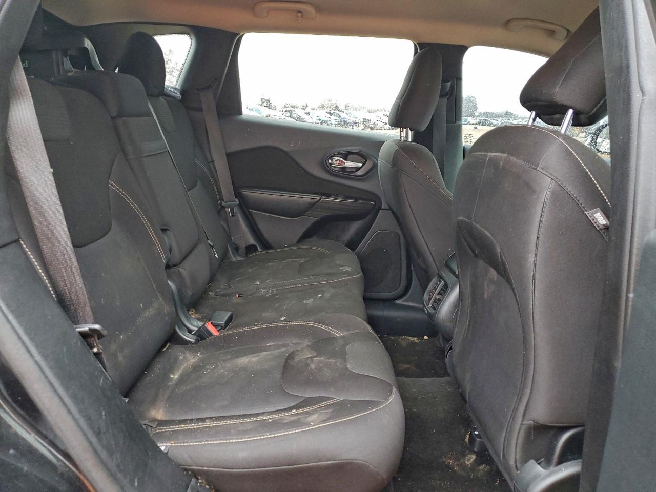 2015 Jeep Cherokee Latitude VIN: 1C4PJMCB8FW633447 Lot: 94026205