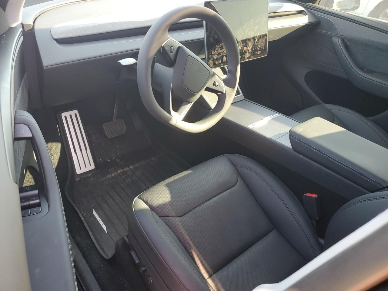 2026 Tesla Model Y VIN: 7SAYGDED6TA463848 Lot: 92571665