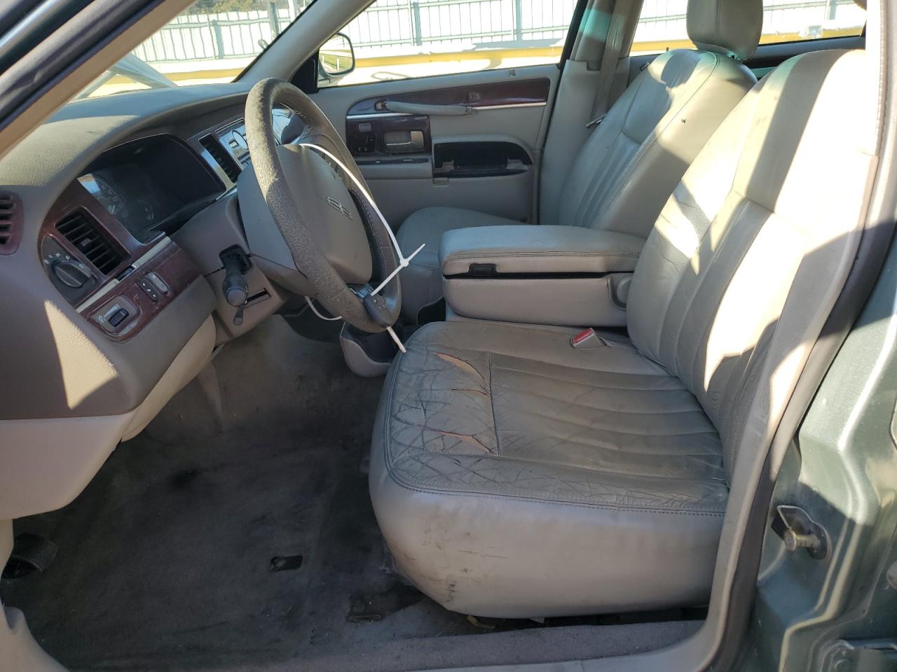 2005 Lincoln Town Car Signature VIN: 1LNHM81W25Y670839 Lot: 85403675