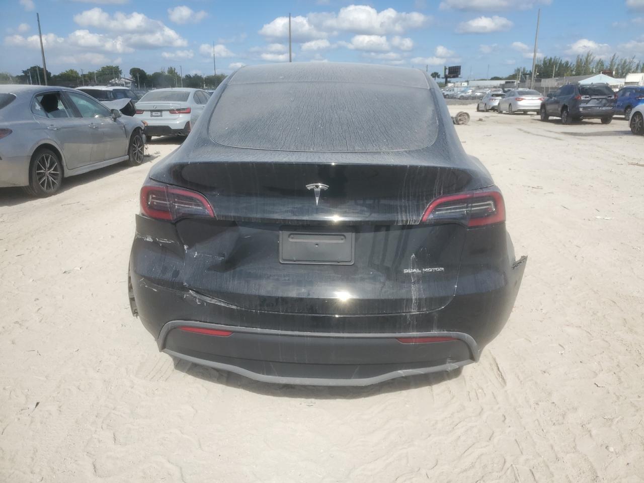 2025 Tesla Model Y VIN: 7SAYGAEE8SF226397 Lot: 92616525