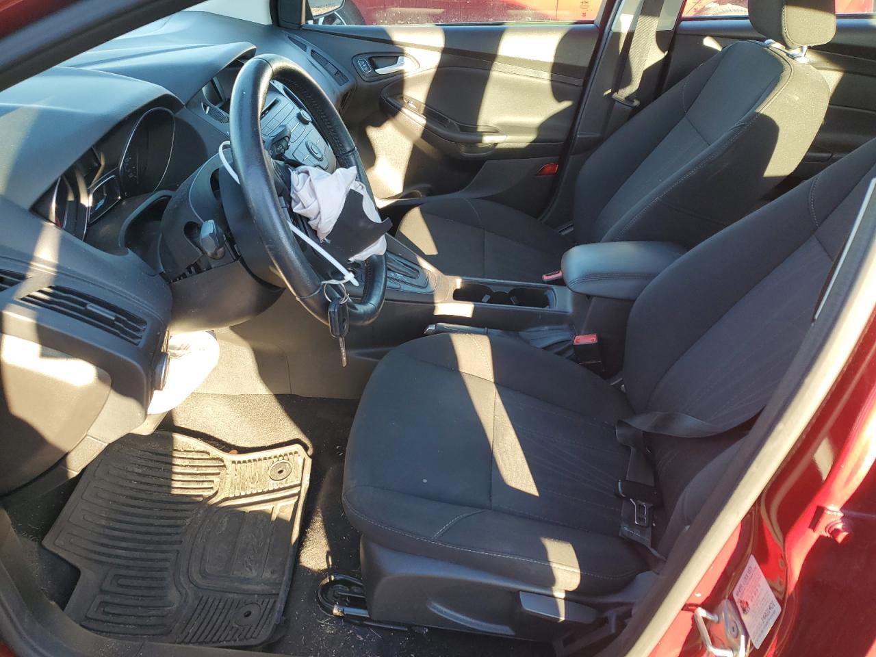 2017 Ford Focus Se VIN: 1FADP3F2XHL332373 Lot: 92730925