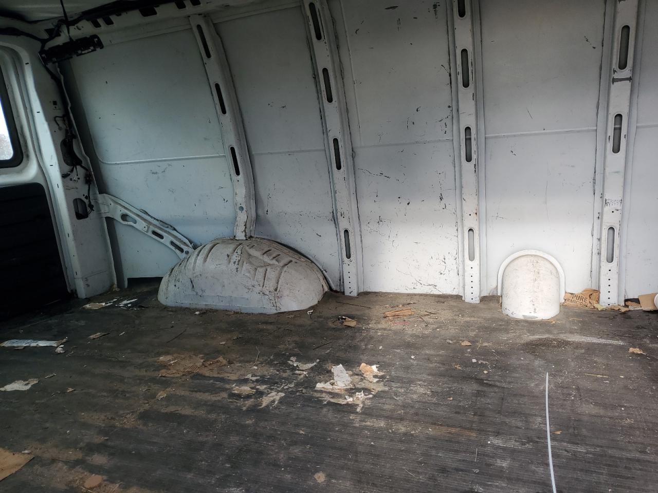 2017 Chevrolet Express G2500 Delivery Van VIN: 1GCWGAFFXH1318592 Lot: 92176435