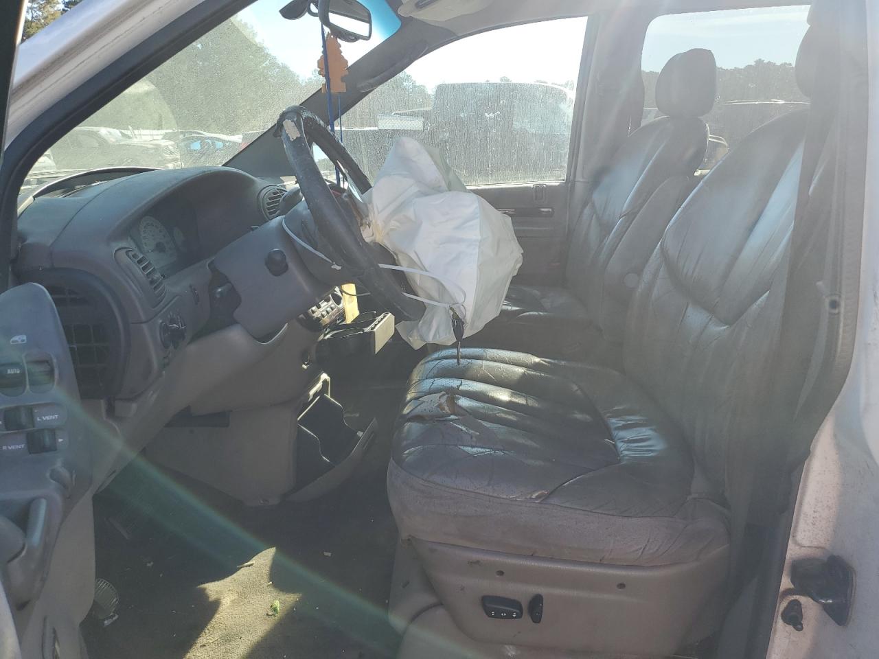 2000 Chrysler Town & Country Limited VIN: 1C4GP64L6YB621079 Lot: 91186435